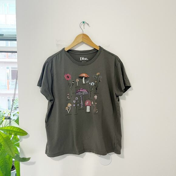 Doe. Mushroom and Fungi Graphic Short Sleeve Tee Size Large - Picture 1 of 4